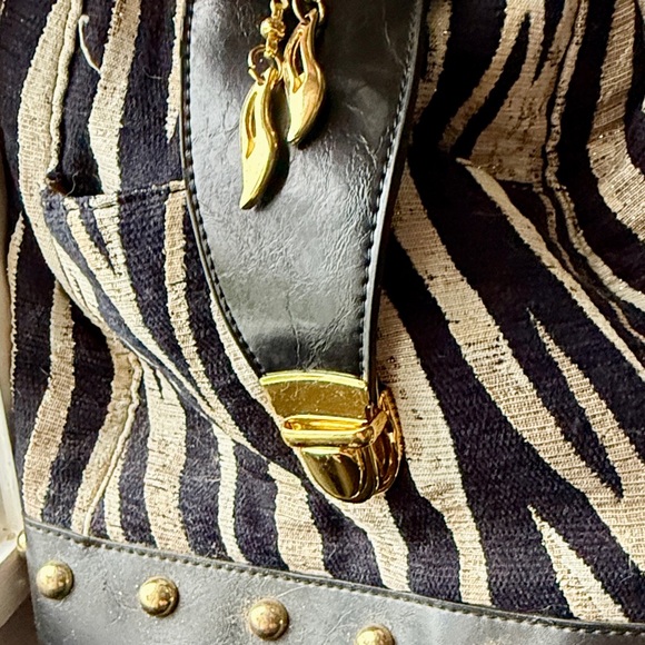 Stylish Zebra print duffle handbag. - Picture 11 of 12